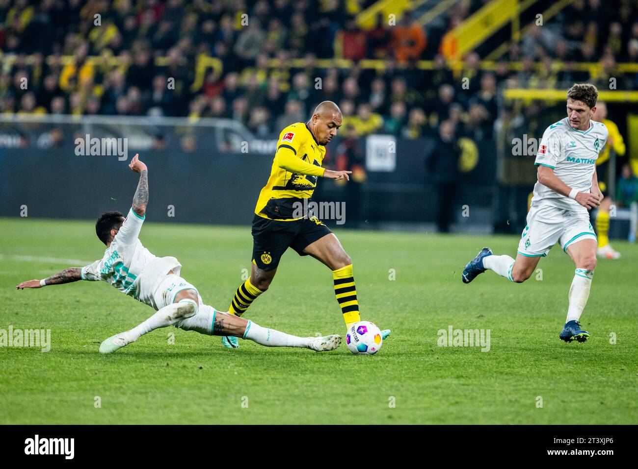 Dortmund, Signal-Iduna-Park, 20.10.23: Leonardo Bittencourt (Brema) (L) gegen Donyell Malen (Dortmund) am Ball beim 1. Bundesliga Spiel Borussia Dort Foto Stock