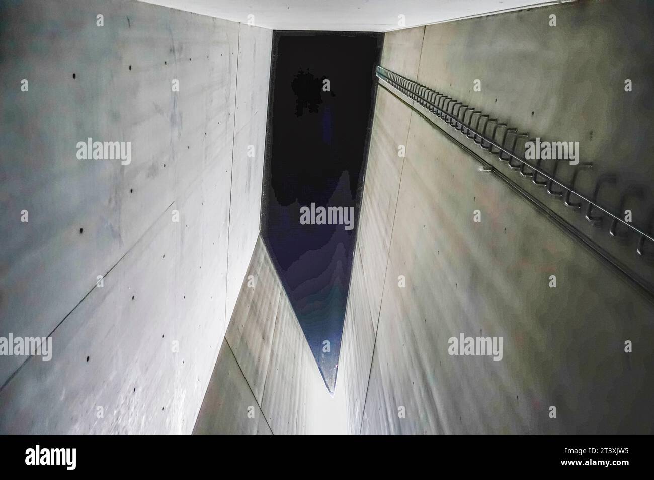 Berlino, Germania. Ammira l'interno della Torre dell'Olocausto, un silo vuoto di cemento non illuminato di 24 metri, parte del Museo ebraico progettato da Daniel Libeskind (1999) Foto Stock