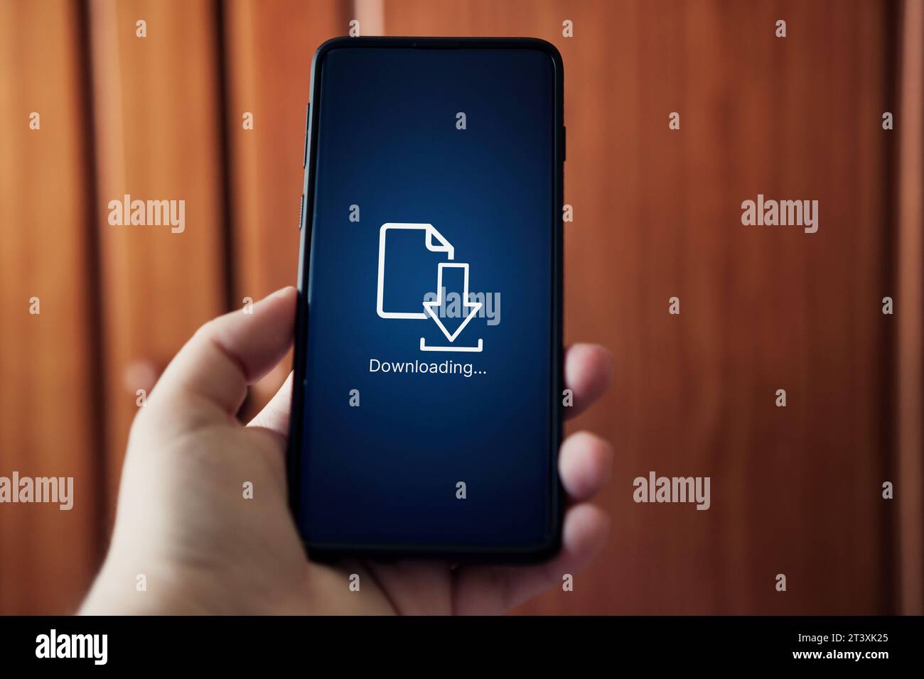 Donna che scarica file o installa software sullo smartphone. Backup dei dati. Archiviazione cloud. Sicurezza informatica. Foto Stock