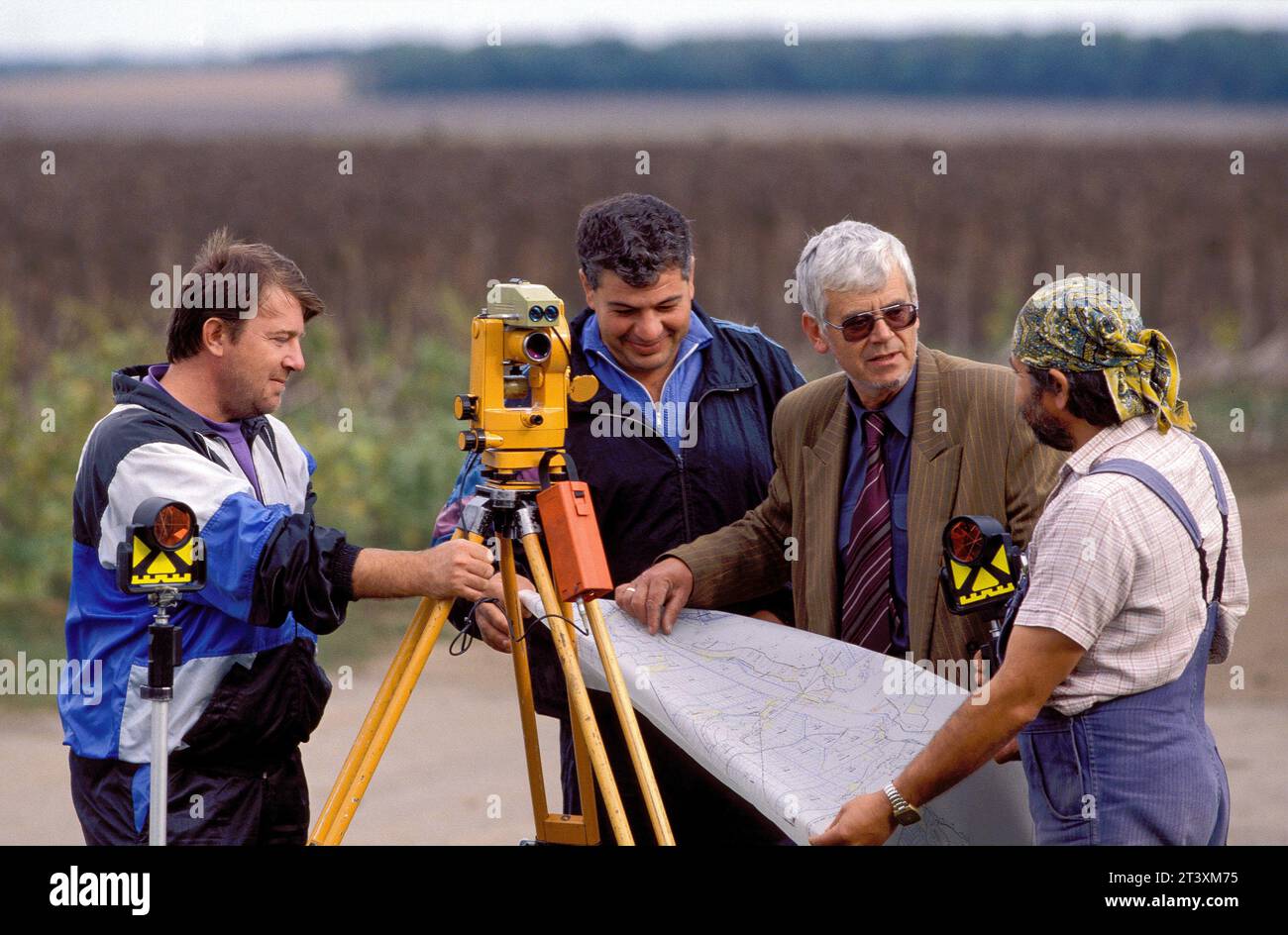 Bulgaria, i geometri registrano i terreni agricoli intorno a Dobrich. Foto Stock