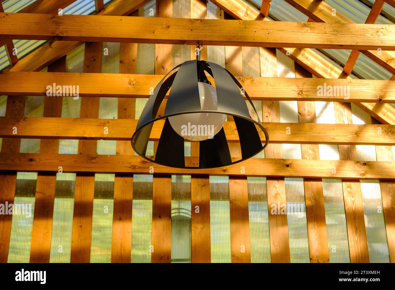 Una lampada grande. Tenda per festeggiamenti vicino al soffitto Foto Stock