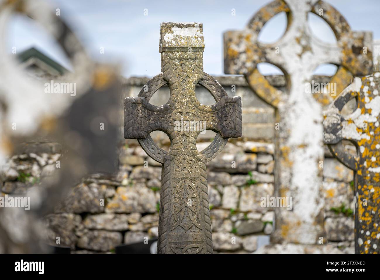 Croci celtiche nel cimitero, Kilfenora Medieval Cathedral (Saint Fachtnanrsquo),The Burren, County Clare, Irlanda, Regno Unito. Foto Stock