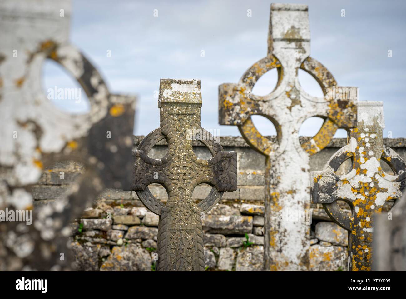 Croci celtiche nel cimitero, Kilfenora Medieval Cathedral (Saint Fachtnanrsquo),The Burren, County Clare, Irlanda, Regno Unito. Foto Stock