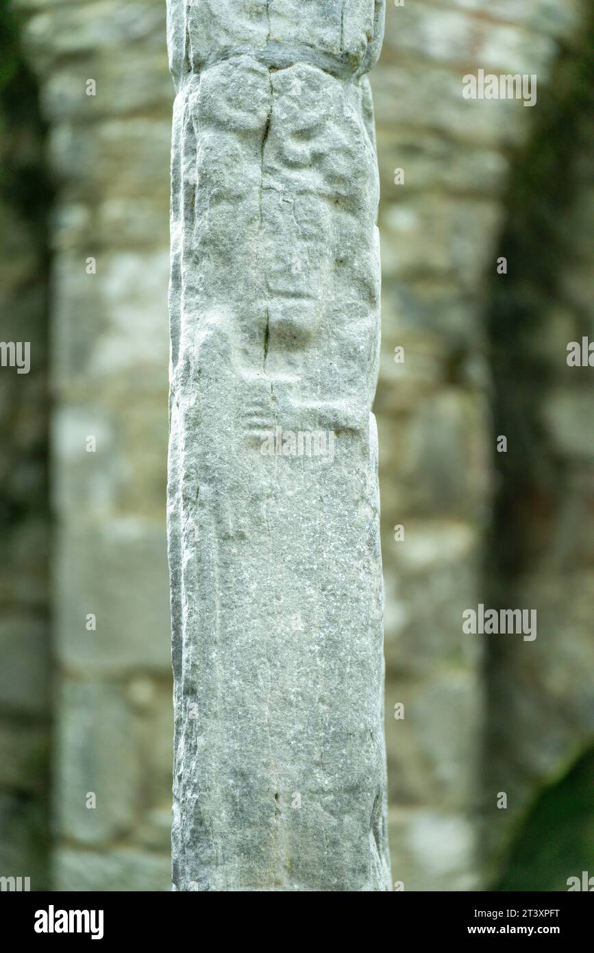 Figura umana in vesti lunghe, Kilfenora Medieval Cathedral (Saint Fachtnanrsquo), Doorty Cross, The Burren, County Clare, Irlanda, Regno Unito. Foto Stock