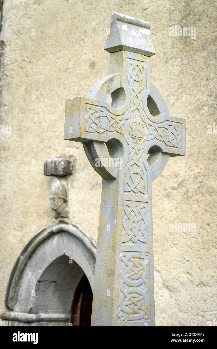 Croci celtiche nel cimitero, Kilfenora Medieval Cathedral (Saint Fachtnanrsquo),The Burren, County Clare, Irlanda, Regno Unito. Foto Stock