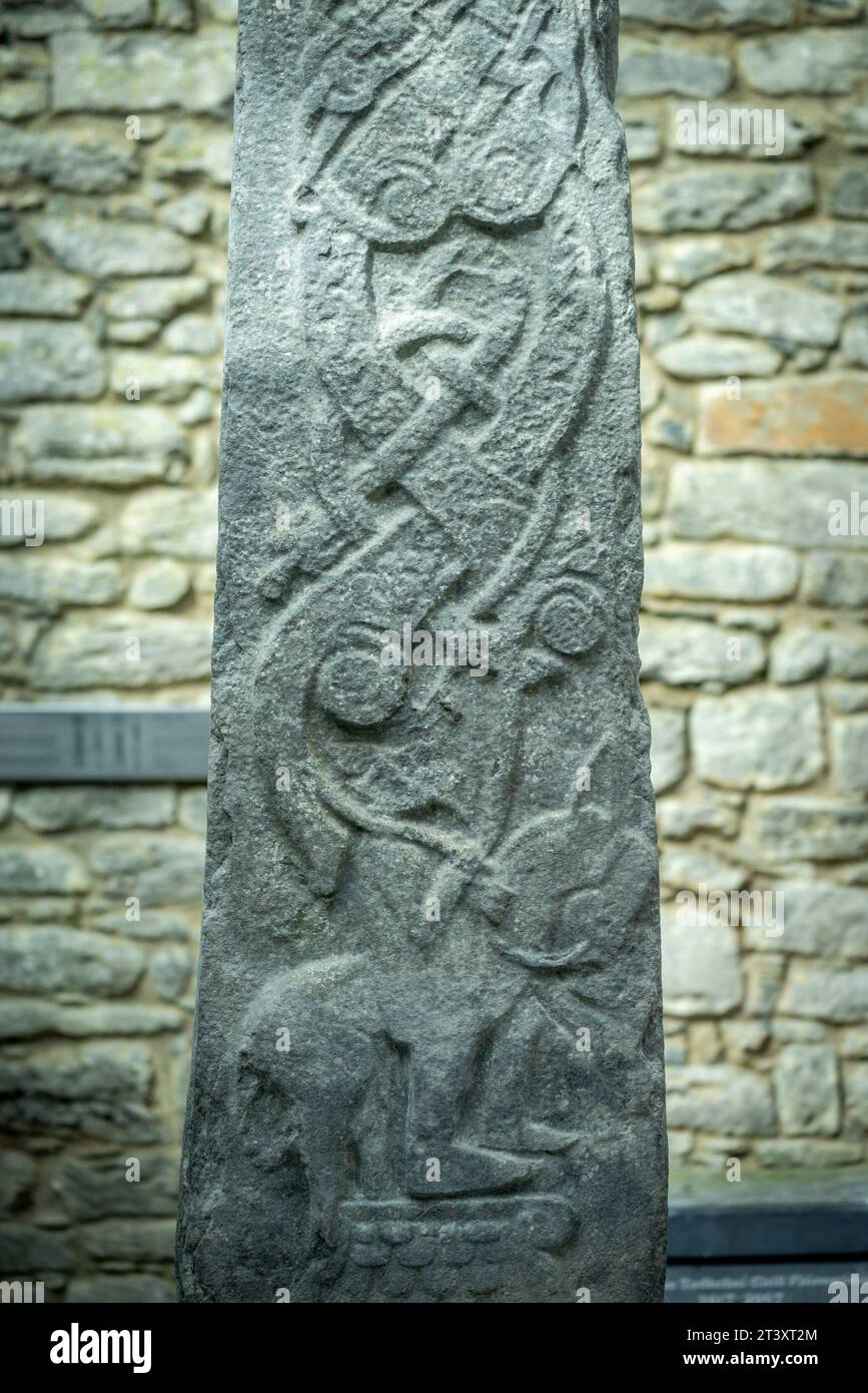 Asino e cavaliere seduti lateralmente, Kilfenora Medieval Cathedral (Saint Fachtnanrsquo), Doorty Cross, The Burren, County Clare, Irlanda, Regno Unito. Foto Stock