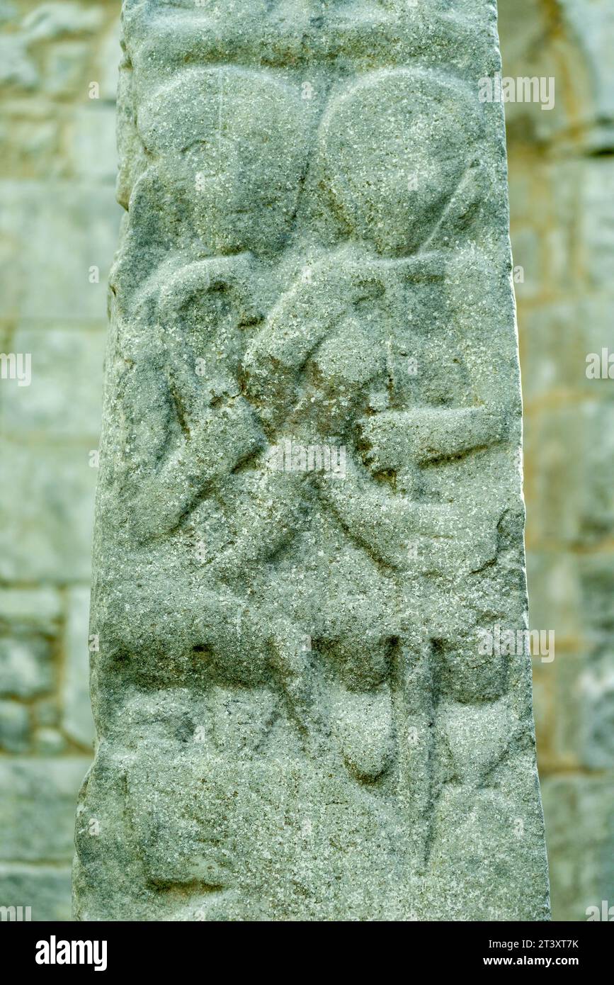 Due figure clericali, Kilfenora Medieval Cathedral (Saint Fachtnanrsquo), Doorty Cross, The Burren, County Clare, Irlanda, Regno Unito. Foto Stock