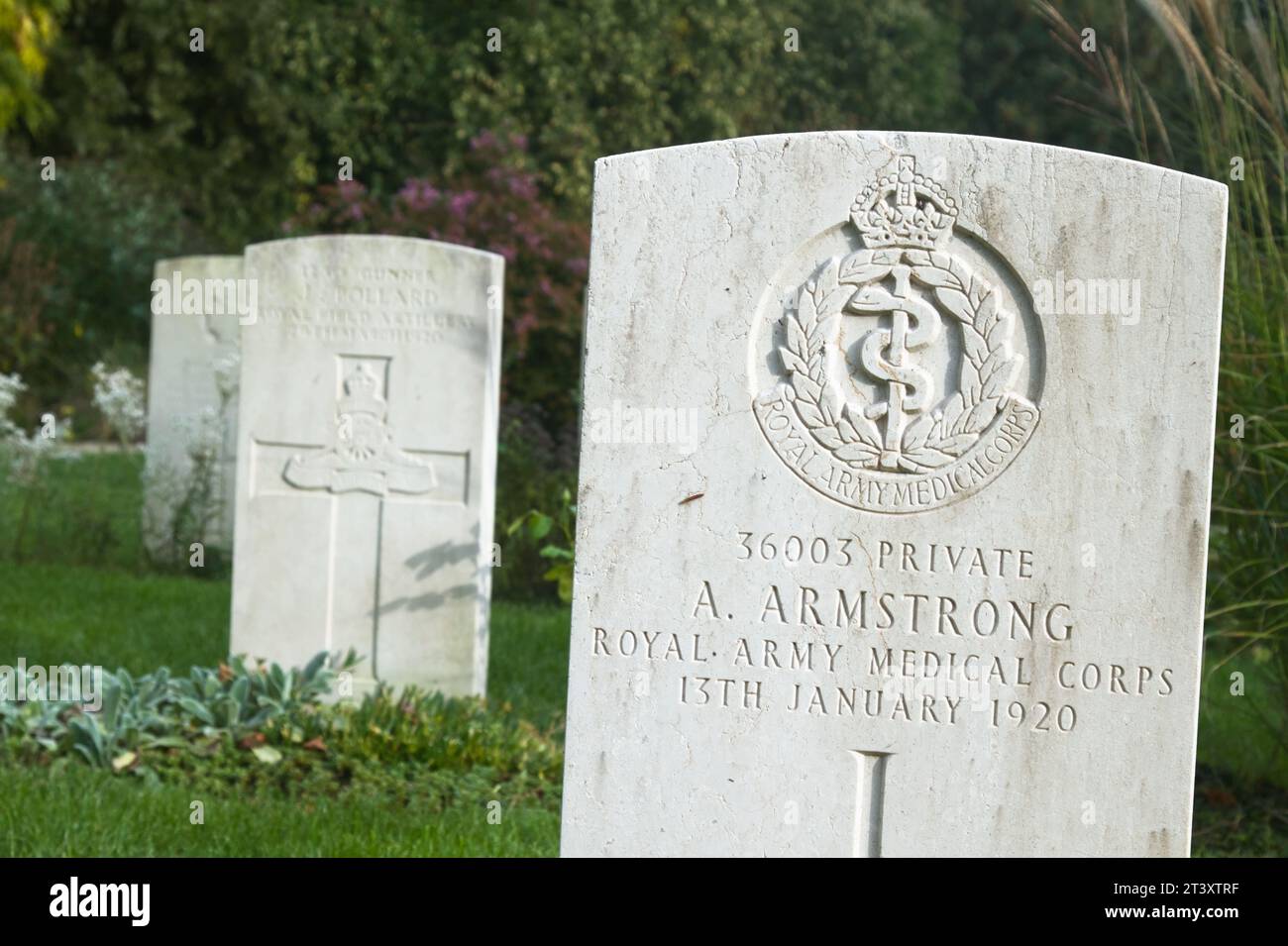 Lapidi della prima guerra mondiale, della grande guerra, del personale dell'esercito e dell'aeronautica Graves che morì a Sea presso l'Hollybrook War Memorial al Southampton Cemetr Foto Stock