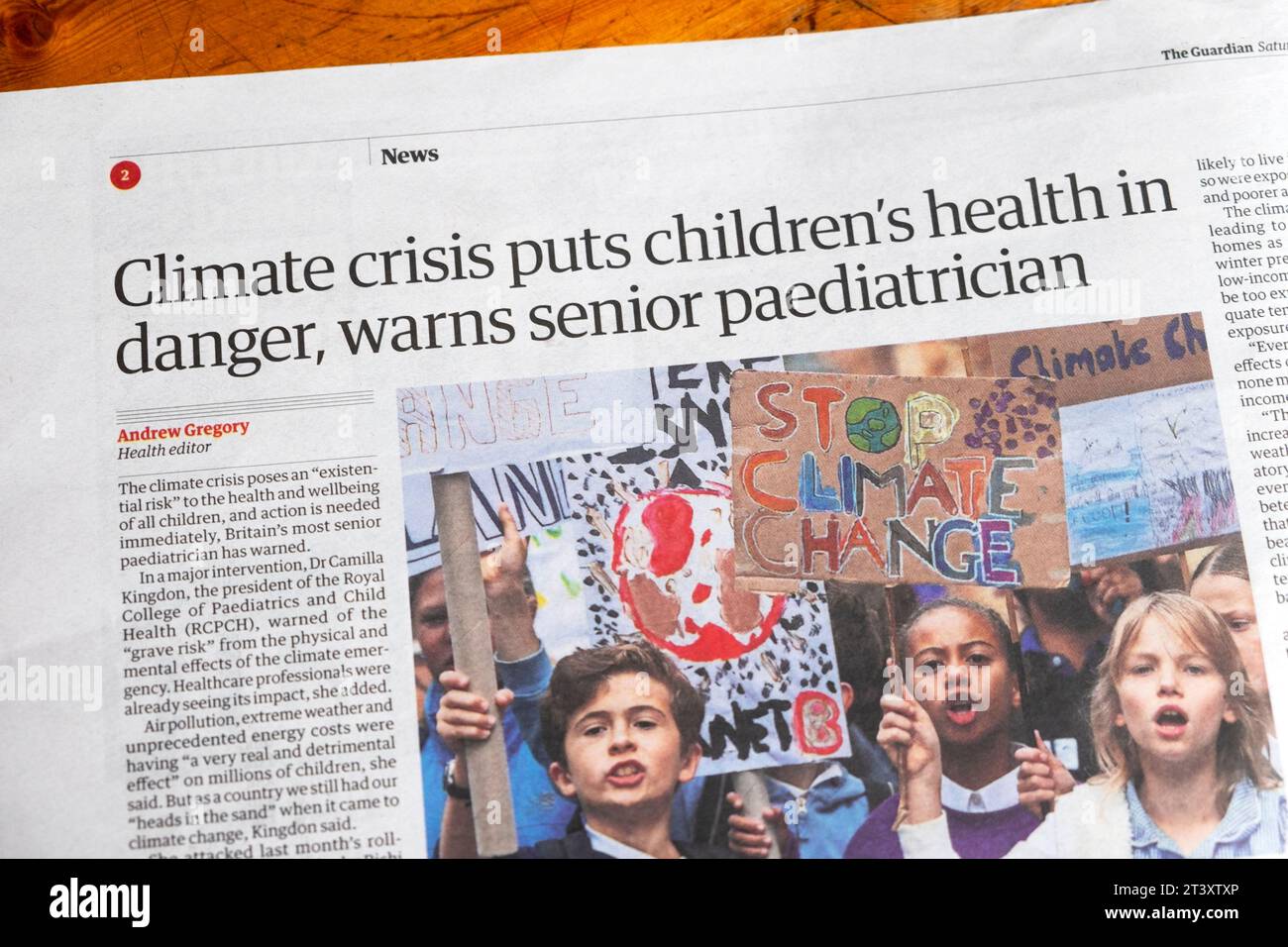 "La crisi climatica mette in pericolo la salute dei bambini, avverte il pediatra anziano" titolo del quotidiano Guardian articolo 21 ottobre 2023 Londra Regno Unito Gran Bretagna Foto Stock