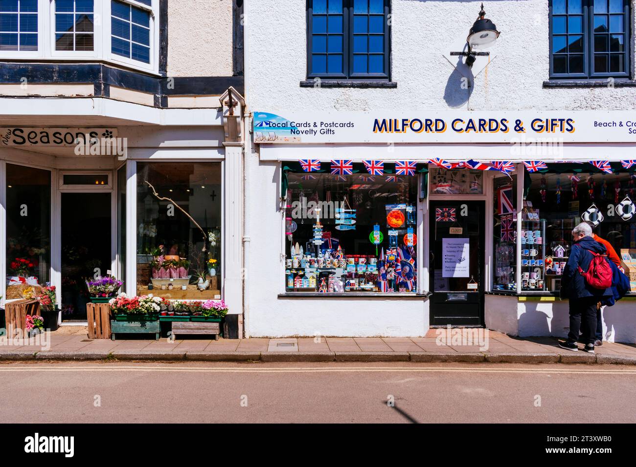 Edifici sulla High Street. Milford on Sea, New Forest, Hampshire, Inghilterra, Regno Unito, Europa Foto Stock