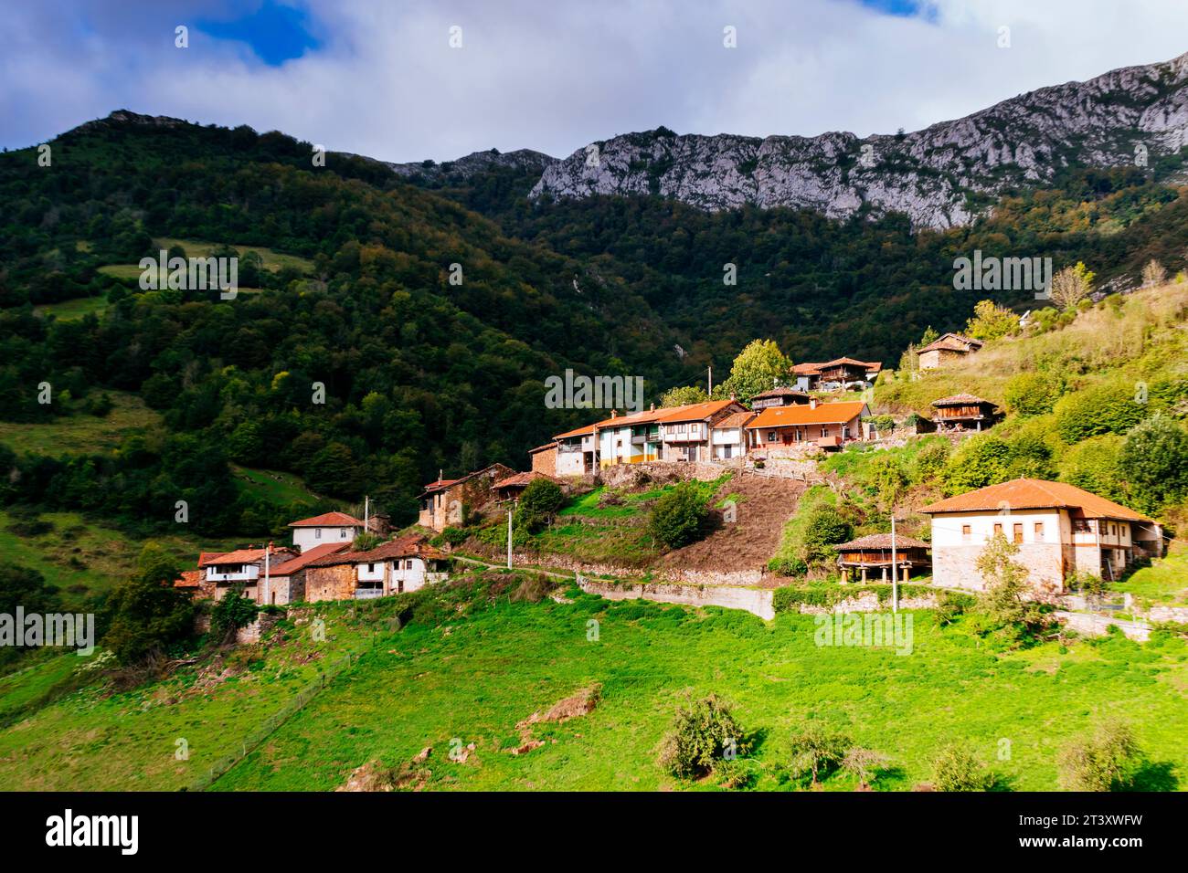 Uno dei quartieri di Bandujo sulla collina. Bandujo - Banduxu è una delle otto parrocchie di Proaza, una municipalità all'interno della provincia e autonomo Foto Stock