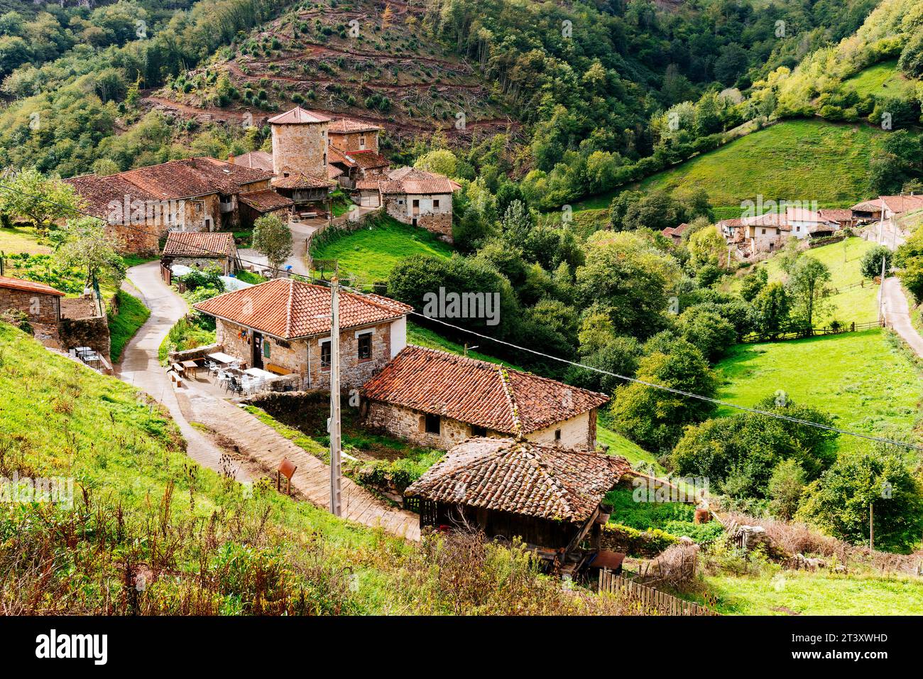 Il borgo medievale di Bandujo - Banduxu. Villaggio medievale in montagna. Bandujo, Proaza, Principato delle Asturie, Spagna, Europa. Foto Stock
