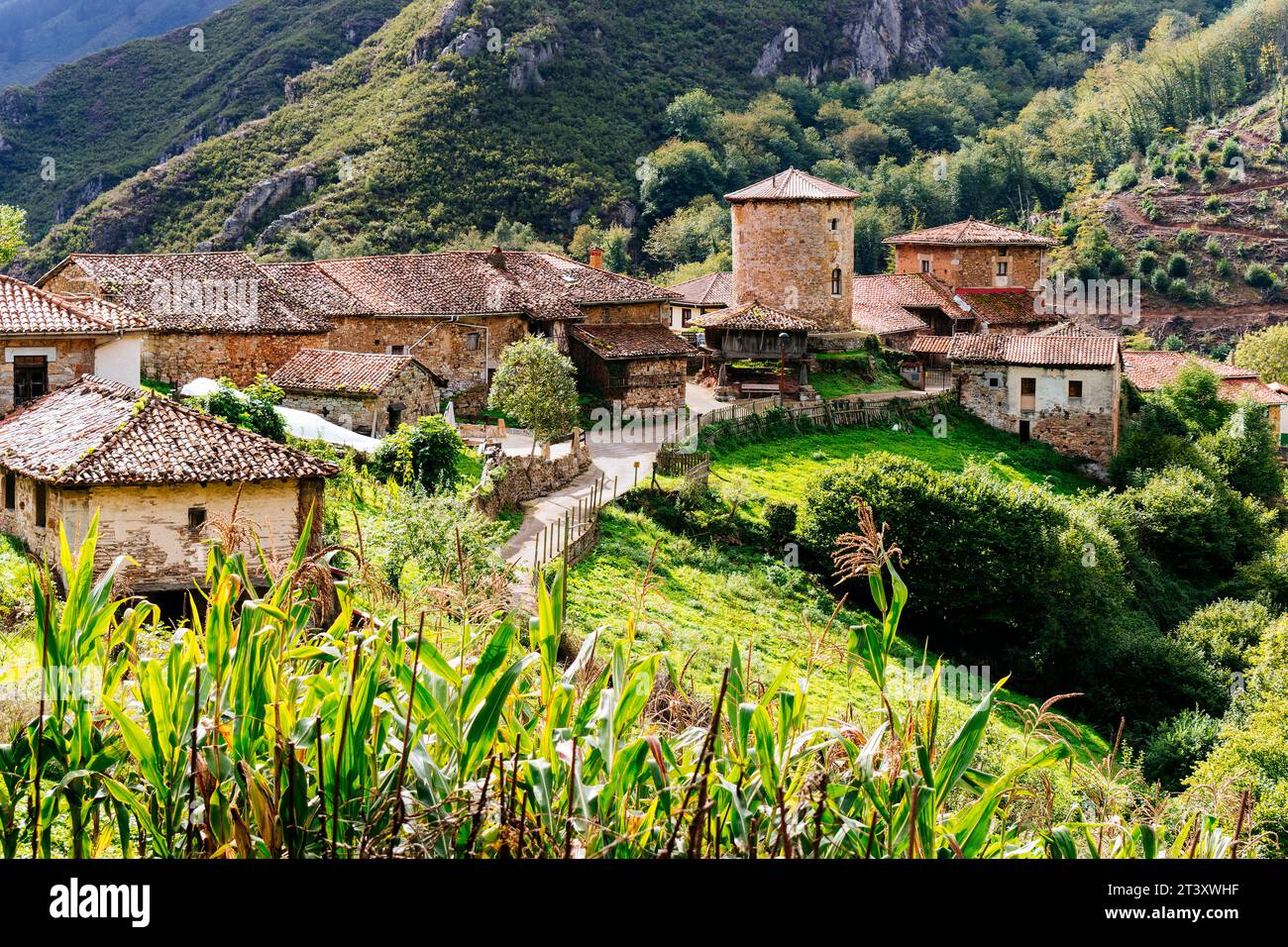 Il borgo medievale di Bandujo - Banduxu. Villaggio medievale in montagna. Bandujo, Proaza, Principato delle Asturie, Spagna, Europa. Foto Stock