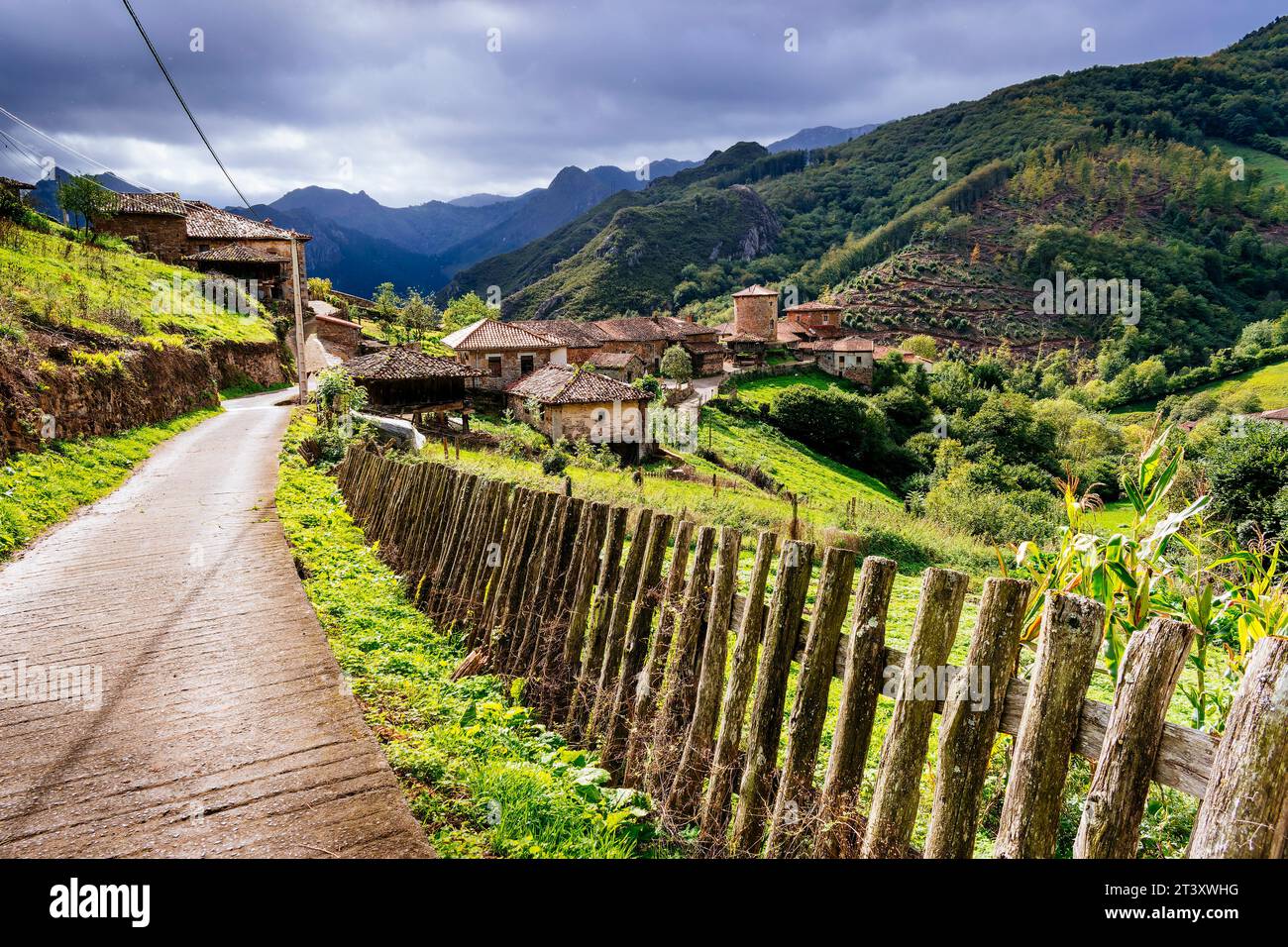 Il borgo medievale di Bandujo - Banduxu. Villaggio medievale in montagna. Bandujo, Proaza, Principato delle Asturie, Spagna, Europa. Foto Stock