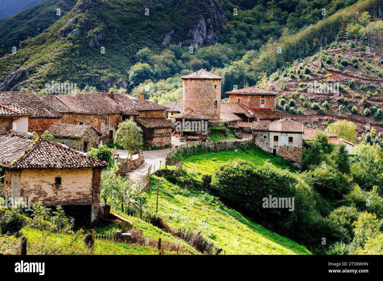 Il borgo medievale di Bandujo - Banduxu. Villaggio medievale in montagna. Bandujo, Proaza, Principato delle Asturie, Spagna, Europa. Foto Stock