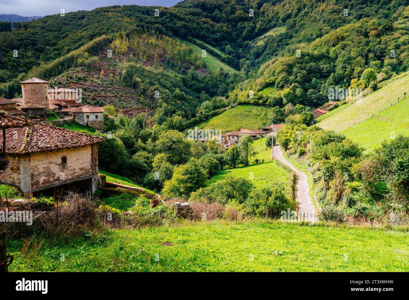 Il borgo medievale di Bandujo - Banduxu. Villaggio medievale in montagna. Bandujo, Proaza, Principato delle Asturie, Spagna, Europa. Foto Stock