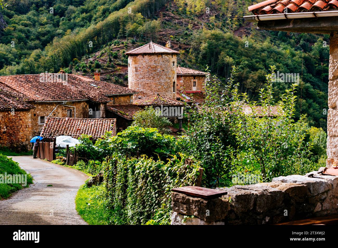 Il borgo medievale di Bandujo - Banduxu. Villaggio medievale in montagna. Bandujo, Proaza, Principato delle Asturie, Spagna, Europa. Foto Stock