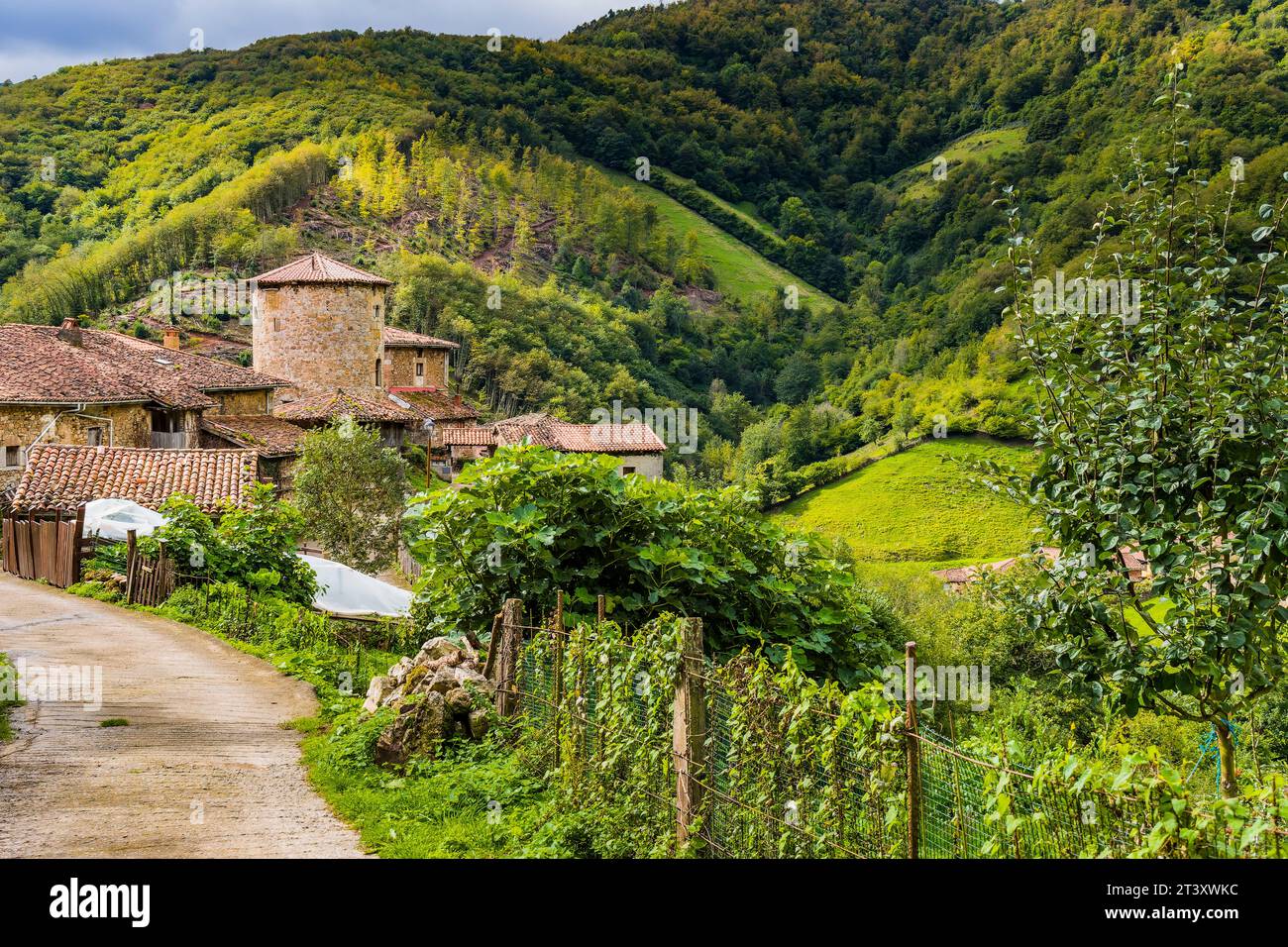 Il borgo medievale di Bandujo - Banduxu. Villaggio medievale in montagna. Bandujo, Proaza, Principato delle Asturie, Spagna, Europa. Foto Stock