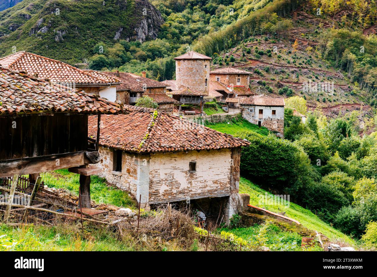 Il borgo medievale di Bandujo - Banduxu. Villaggio medievale in montagna. Bandujo, Proaza, Principato delle Asturie, Spagna, Europa. Foto Stock