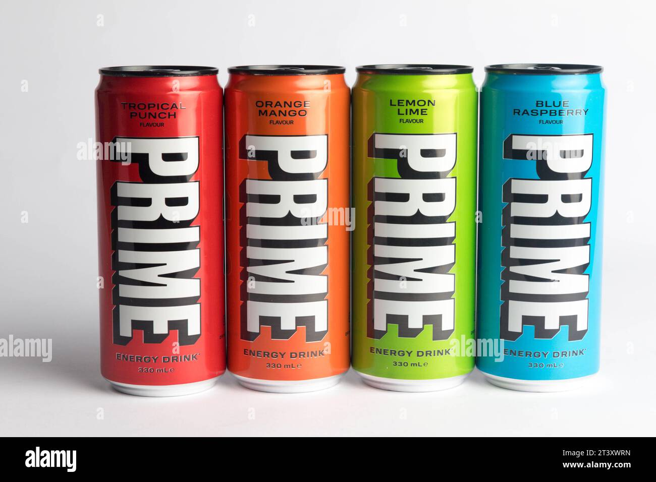 Londra, Regno Unito, 18 ottobre 2023: Quattro lattine di prime Energy drink, promosse da YouTubers Logan Paul e KSI Foto Stock