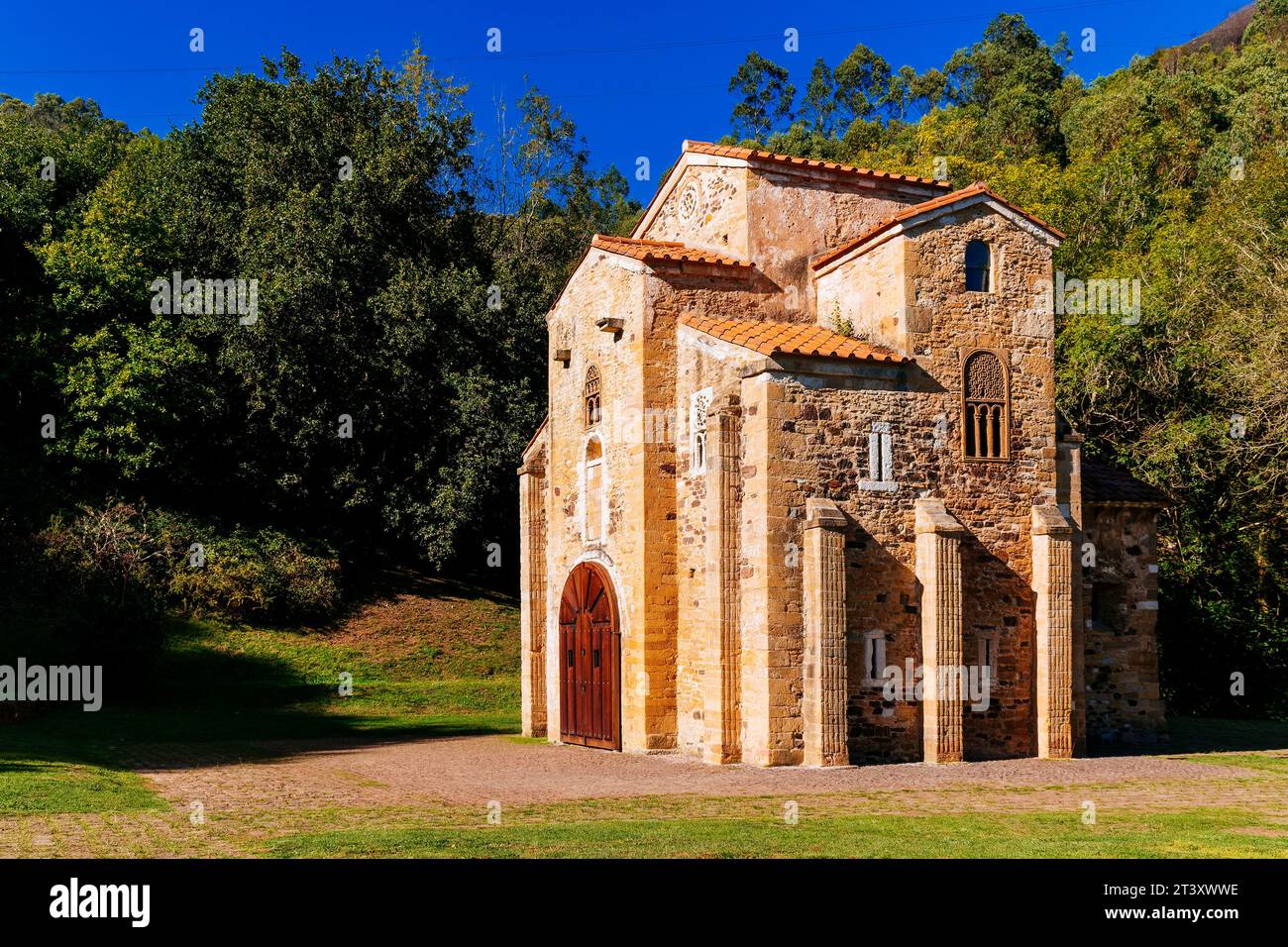 St Michele di Lillo - San Miguel de Lillo è una chiesa cattolica costruita sul monte Naranco, vicino alla chiesa di Santa María del Naranco a Oviedo Foto Stock