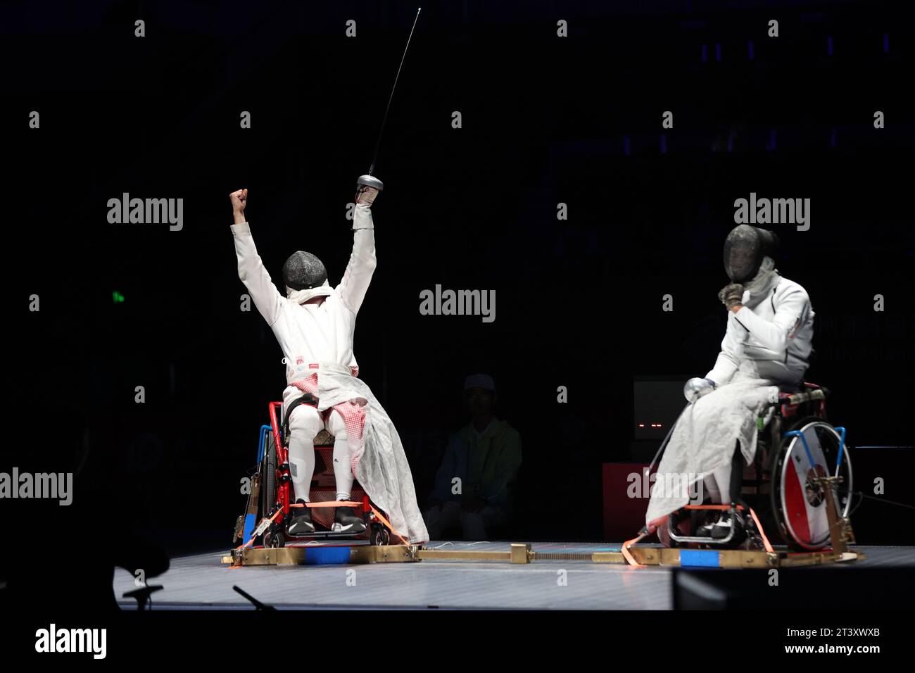 Hangzhou, provincia cinese di Zhejiang. 27 ottobre 2023. Sun Gang (L) della Cina reagisce durante la Men's Epee Individual Category A Gold Medal Bout of Wheelchair Fencing Against Zainulabdeen al-Madhkhoori of Iraq ai 4th Asian Para Games a Hangzhou, nella provincia dello Zhejiang della Cina orientale, 27 ottobre 2023. Crediti: HU Xingyu/Xinhua/Alamy Live News Foto Stock