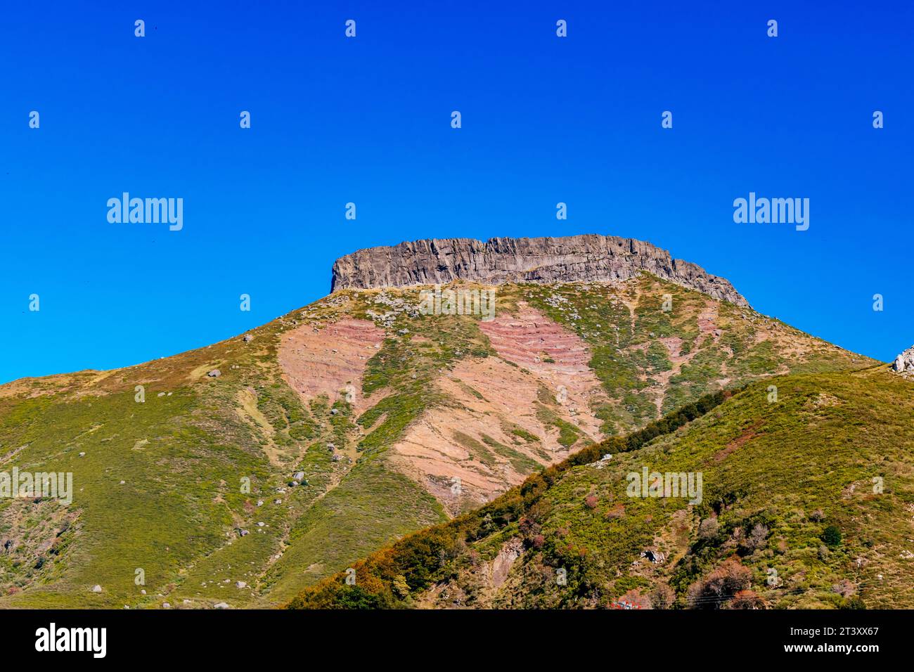 Peña Labra è una montagna alta 2.018 metri situata nella Sierra de Híjar, parte del sistema montuoso Cantabrico. Si trova sulla bounda Foto Stock