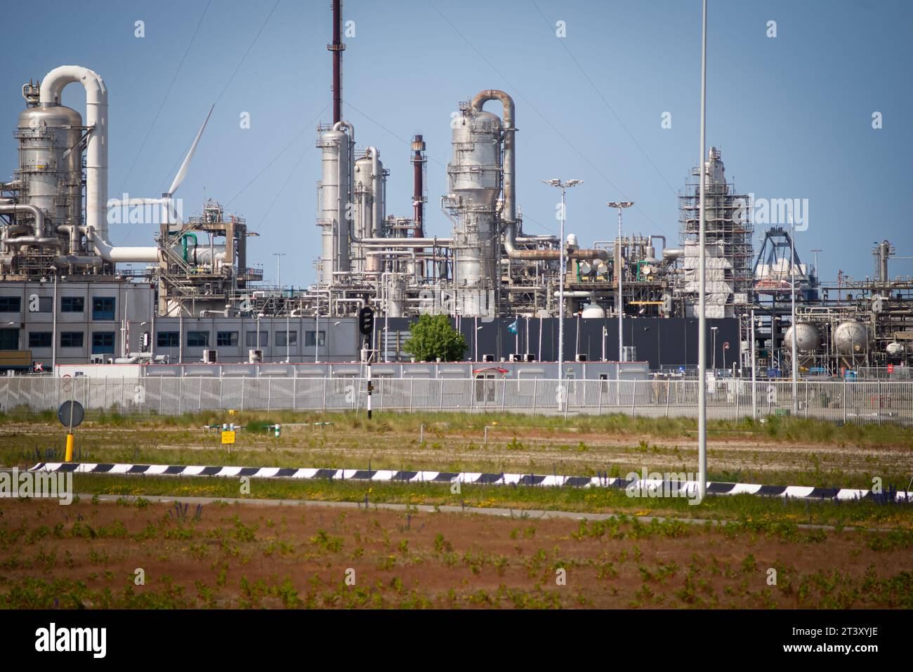4 giugno 2023, Rotterdam, Paesi Bassi, impianti industriali nell'isola artificiale Futureland come parte del porto di Rotterdam Foto Stock