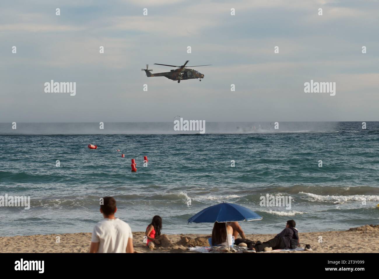 Alicante, Spagna, 10-26-2023. Elicottero e barca militare che eseguono manovre sulla spiaggia di Postiguet ad Alicante, in Spagna Foto Stock