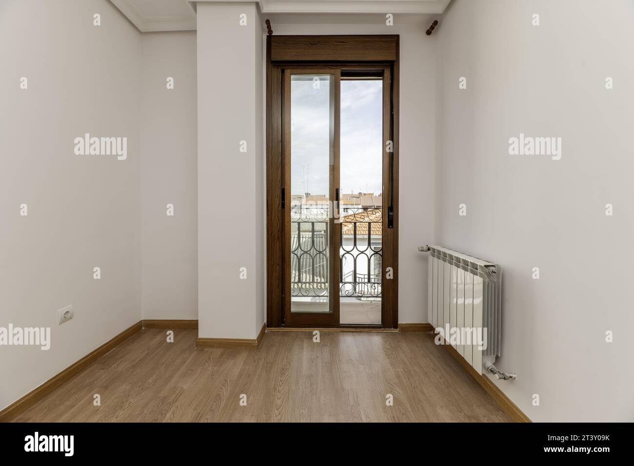 camera vuota con pareti dipinte di bianco e pavimenti in legno chiaro Foto Stock