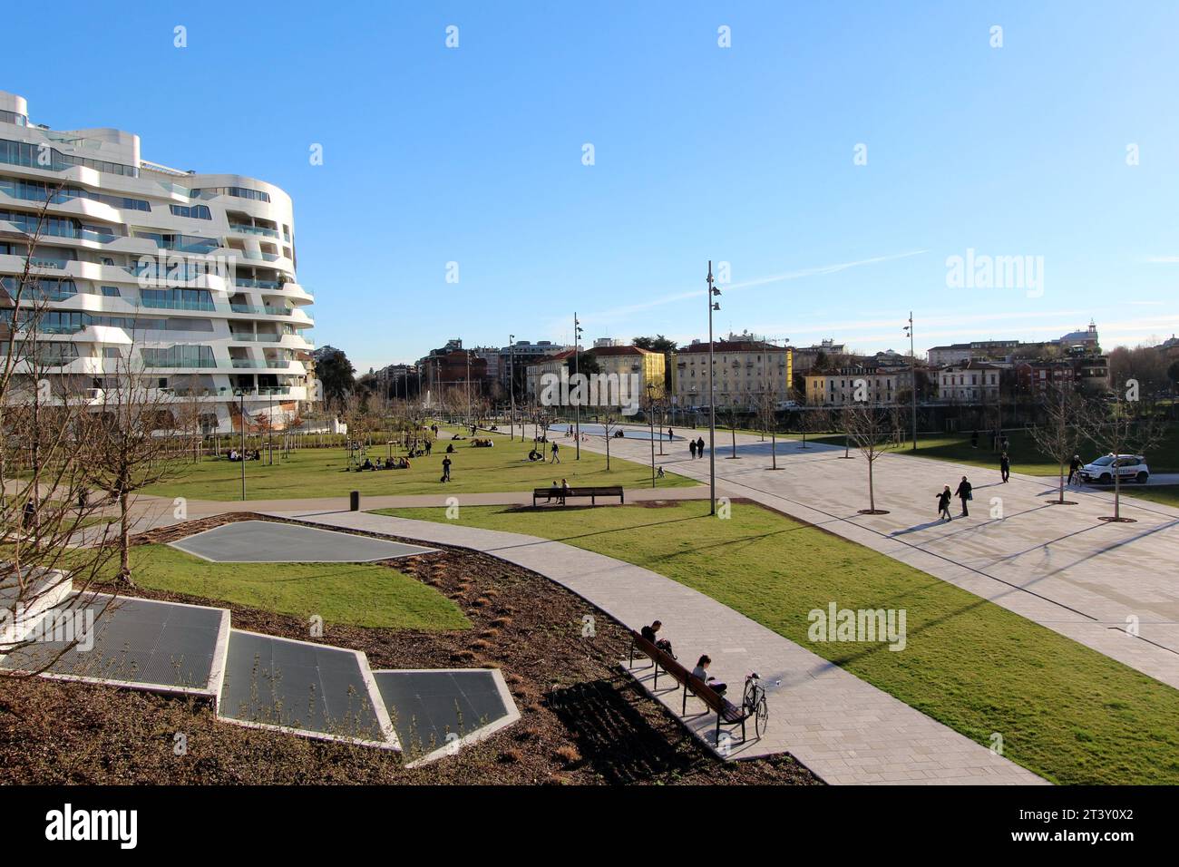 Milano, Italia. Piazza Elsa Morante all'interno del nuovo quartiere della vita cittadina. Foto Stock