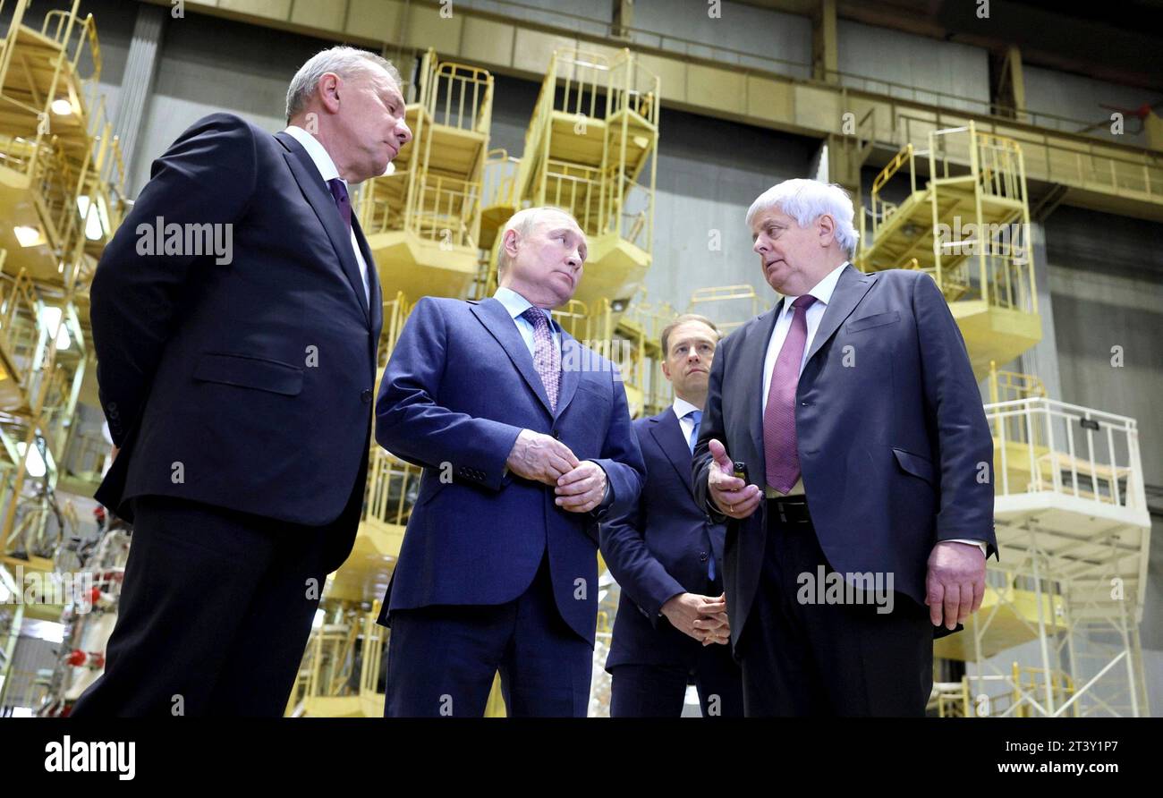 Korolyov, Russia. 27 ottobre 2023. Da sinistra a destra: Il capo del Roscosmos Yuri Borisov, il presidente russo Vladimir Putin, il vice primo ministro Denis Manturov, ascolta il CEO di energia Vladimir Solovyov durante un tour della Rocket and Space Corporation, il 27 ottobre 2023 a Korolyov, Mosca Oblast, Russia. Crediti: Gavriil Grigorov/Cremlino Pool/Alamy Live News Foto Stock