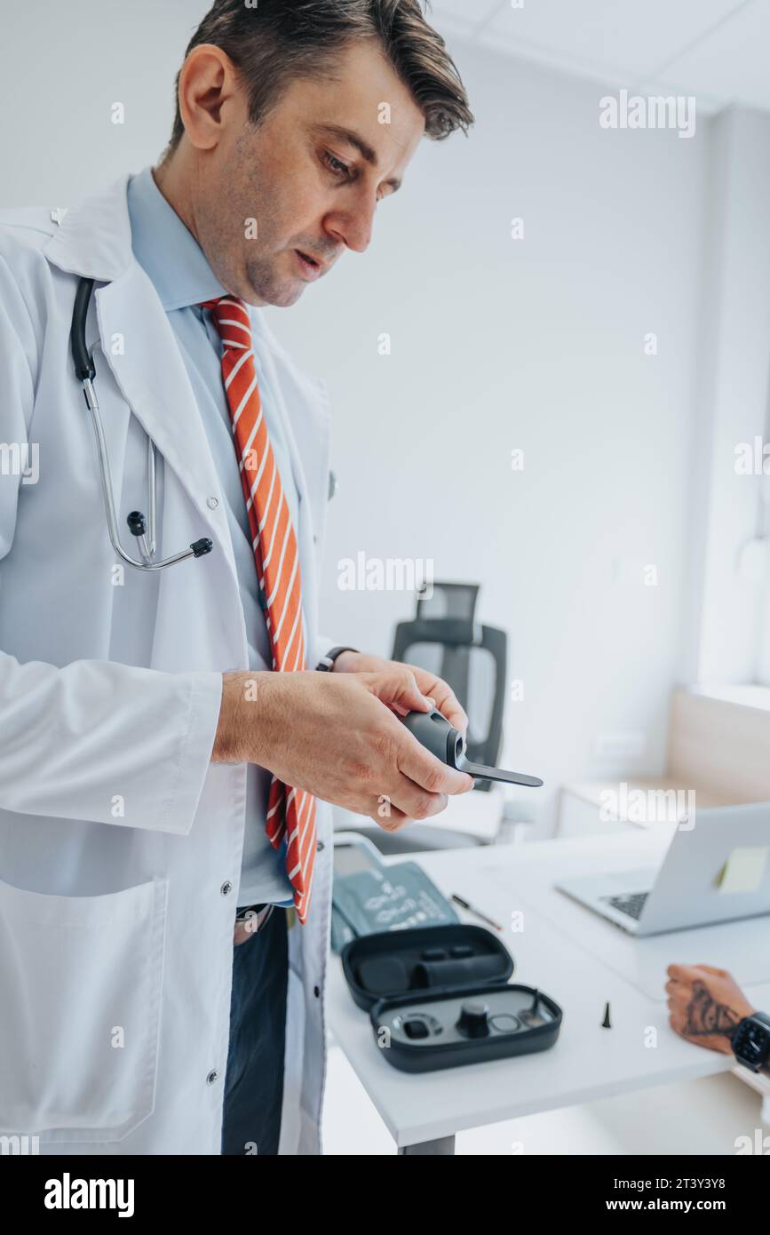 Medici esperti che conducono esami medici approfonditi in un ambiente clinico Foto Stock