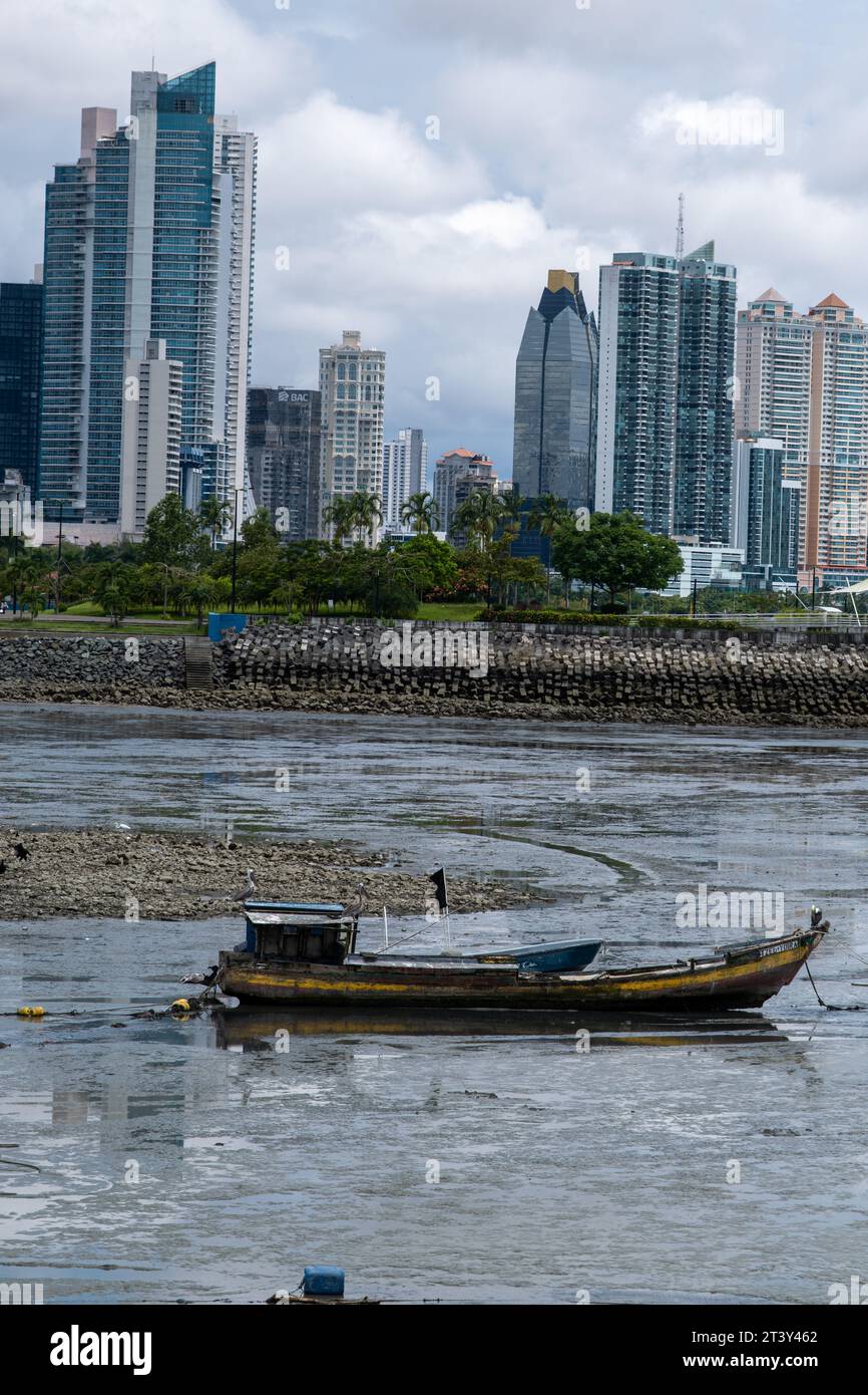 Una vista dalla città vecchia di Panama attraverso la Baia di Panama fino a Panama City, con vecchie barche da pesca in primo piano Foto Stock
