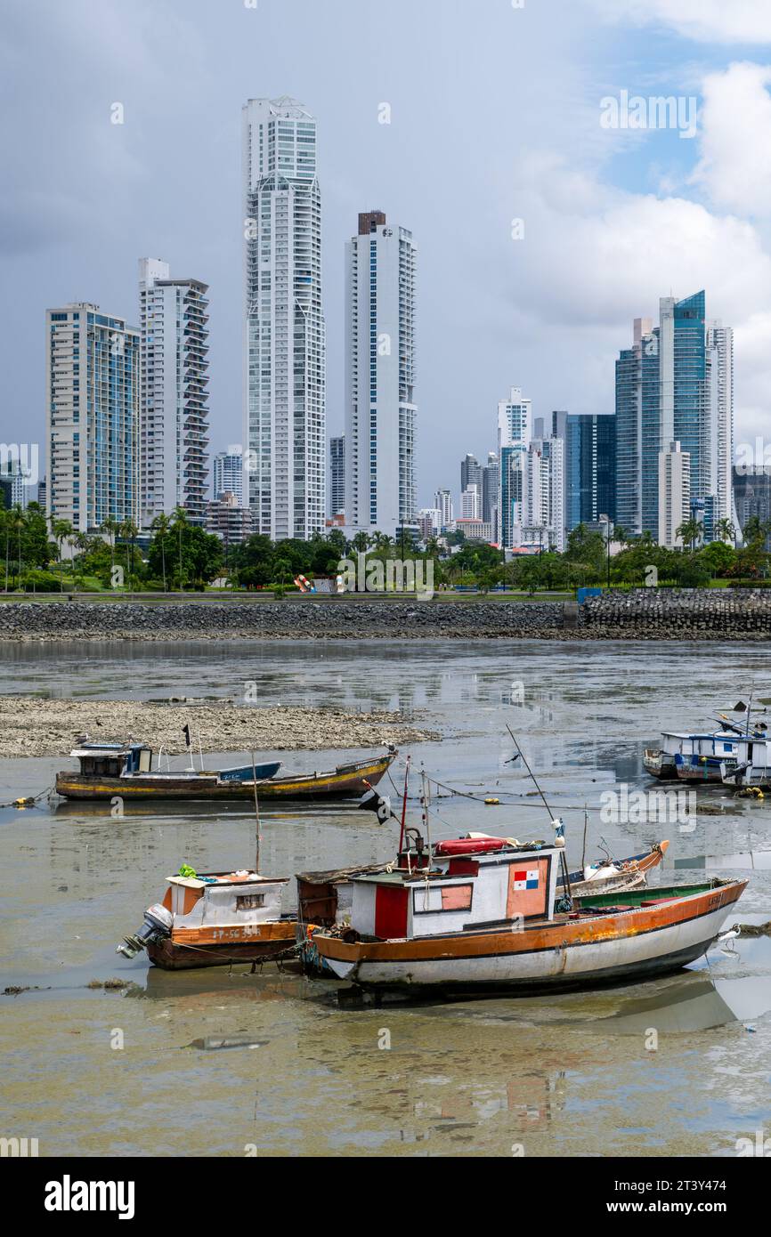 Una vista dalla città vecchia di Panama attraverso la Baia di Panama fino a Panama City, con vecchie barche da pesca in primo piano Foto Stock