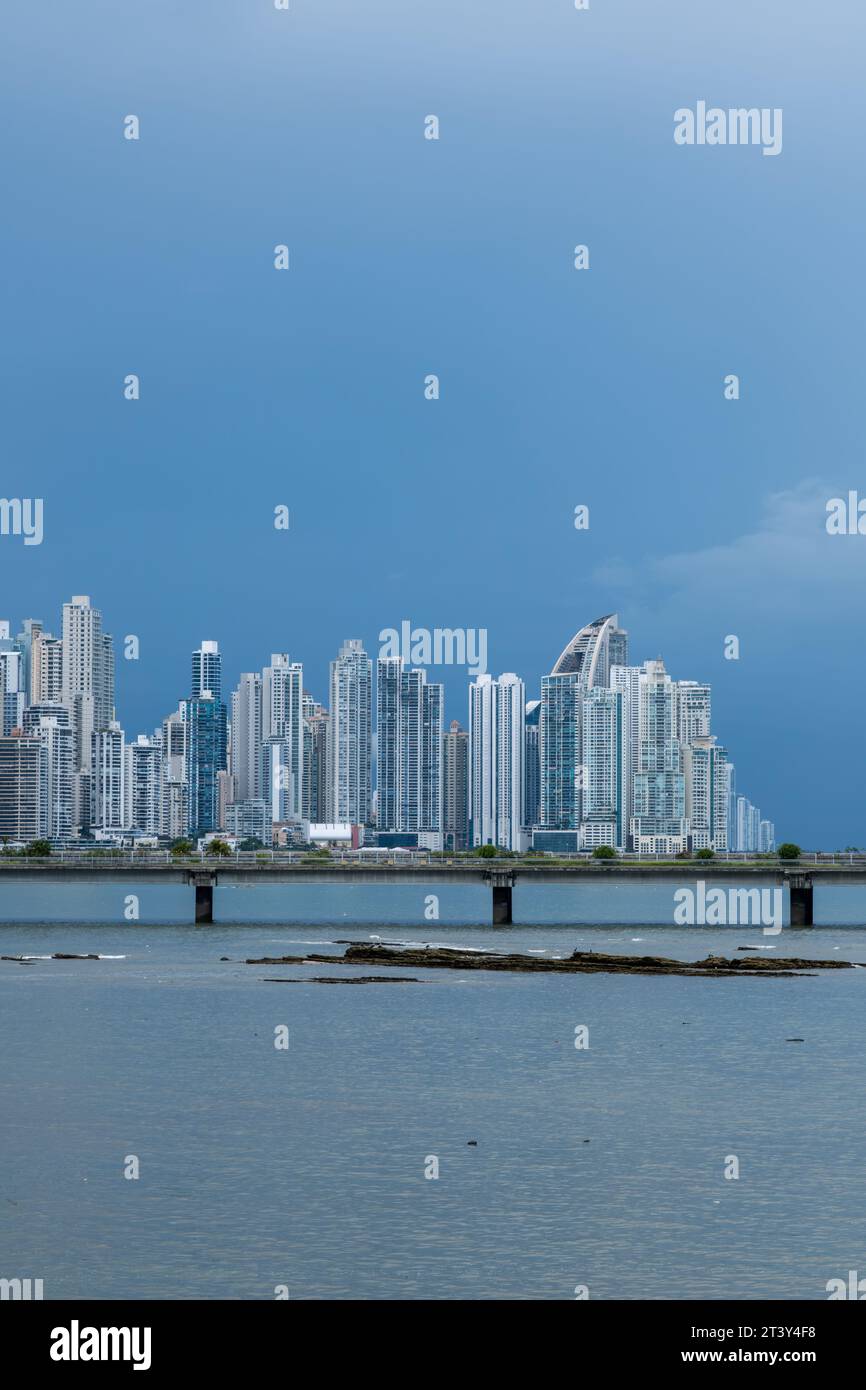 Una vista dalla città Vecchia di Panama attraverso la Baia di Panama fino a Panama City, mostrando Cinta Costera Road. Foto Stock