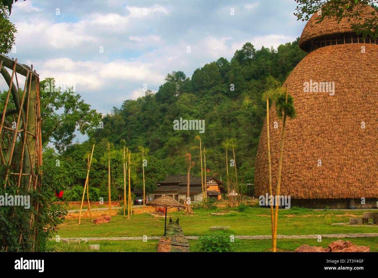 Scoprite la serenità in una piccola casa affascinante immersa nel verde abbraccio di una lussureggiante foresta cinese Foto Stock