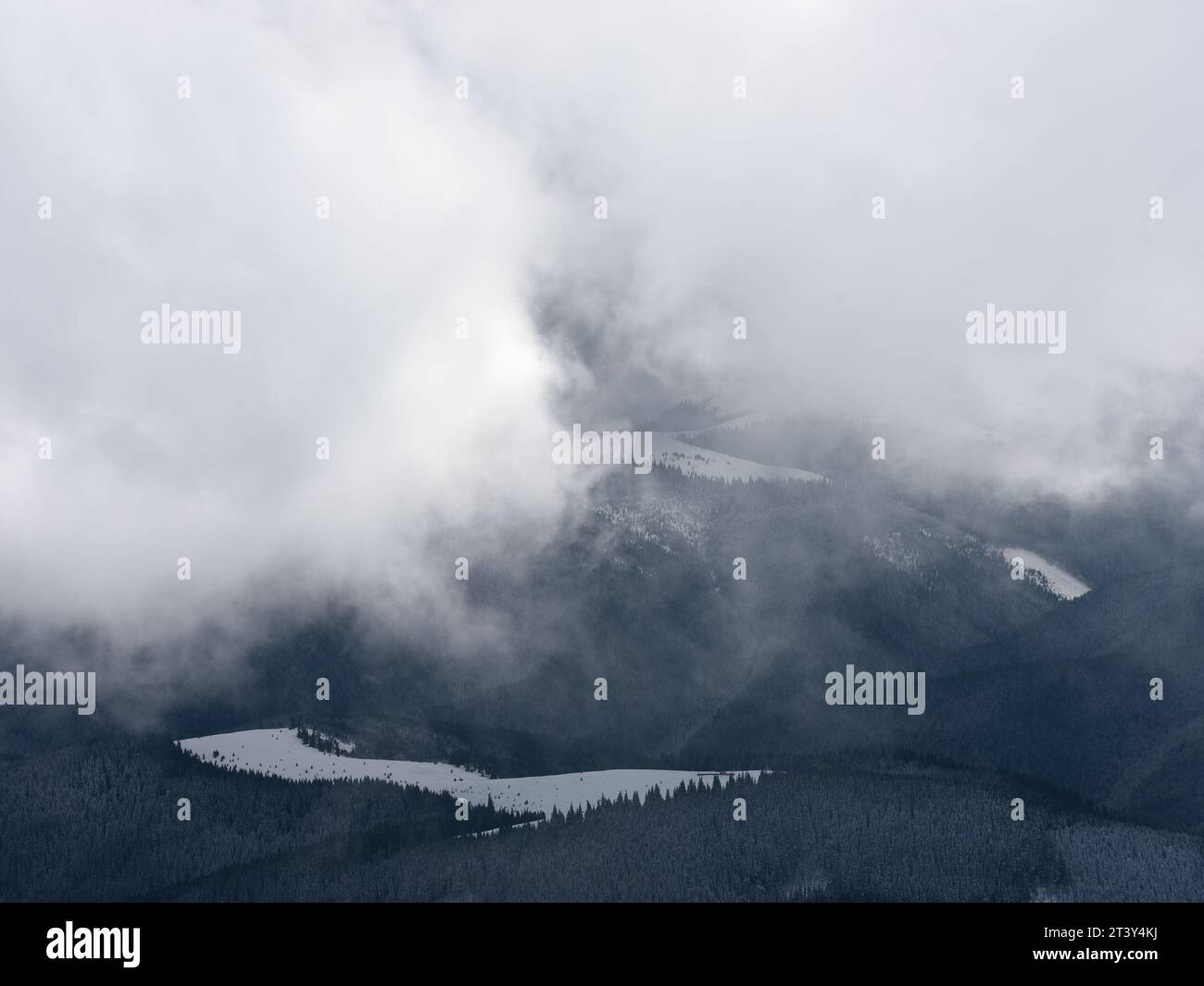 Paesaggio invernale panoramico con nuvole Foto Stock