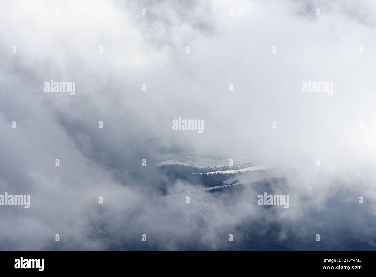 Paesaggio montano sotto le nuvole basse Foto Stock