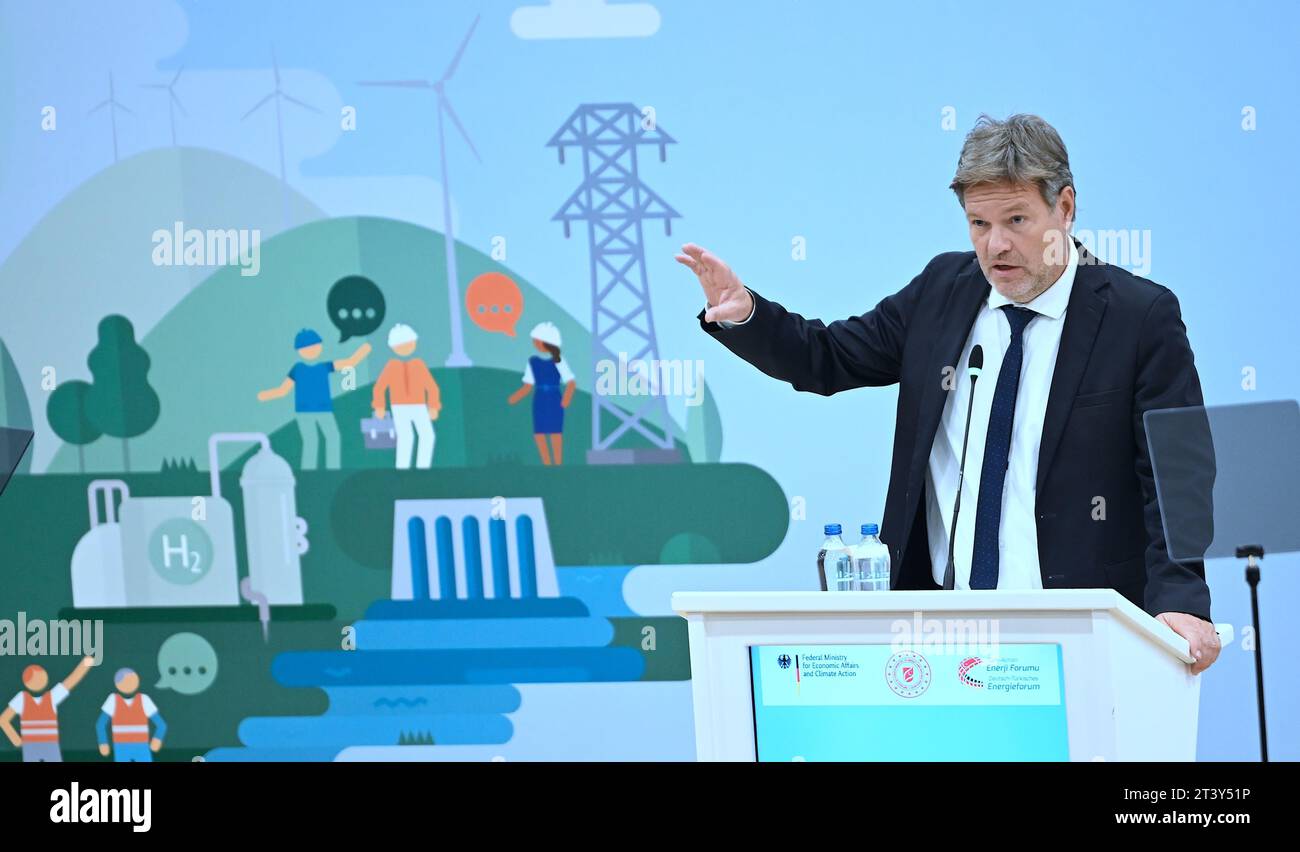 Ankara, Turchia. 27 ottobre 2023. Robert Habeck (Bündnis 90/die Grünen), Vice Cancelliere e Ministro federale dell'economia e della protezione del clima, parla al Forum tedesco-turco sull'energia. Il motivo del viaggio è la riunione della commissione tedesca-turca per la politica economica e commerciale JETCO e la riunione del forum tedesco-turco sull'energia. Anche i colloqui bilaterali con i suoi omologhi e una visita aziendale sono all'ordine del giorno. Crediti: Britta Pedersen/dpa/Alamy Live News Foto Stock
