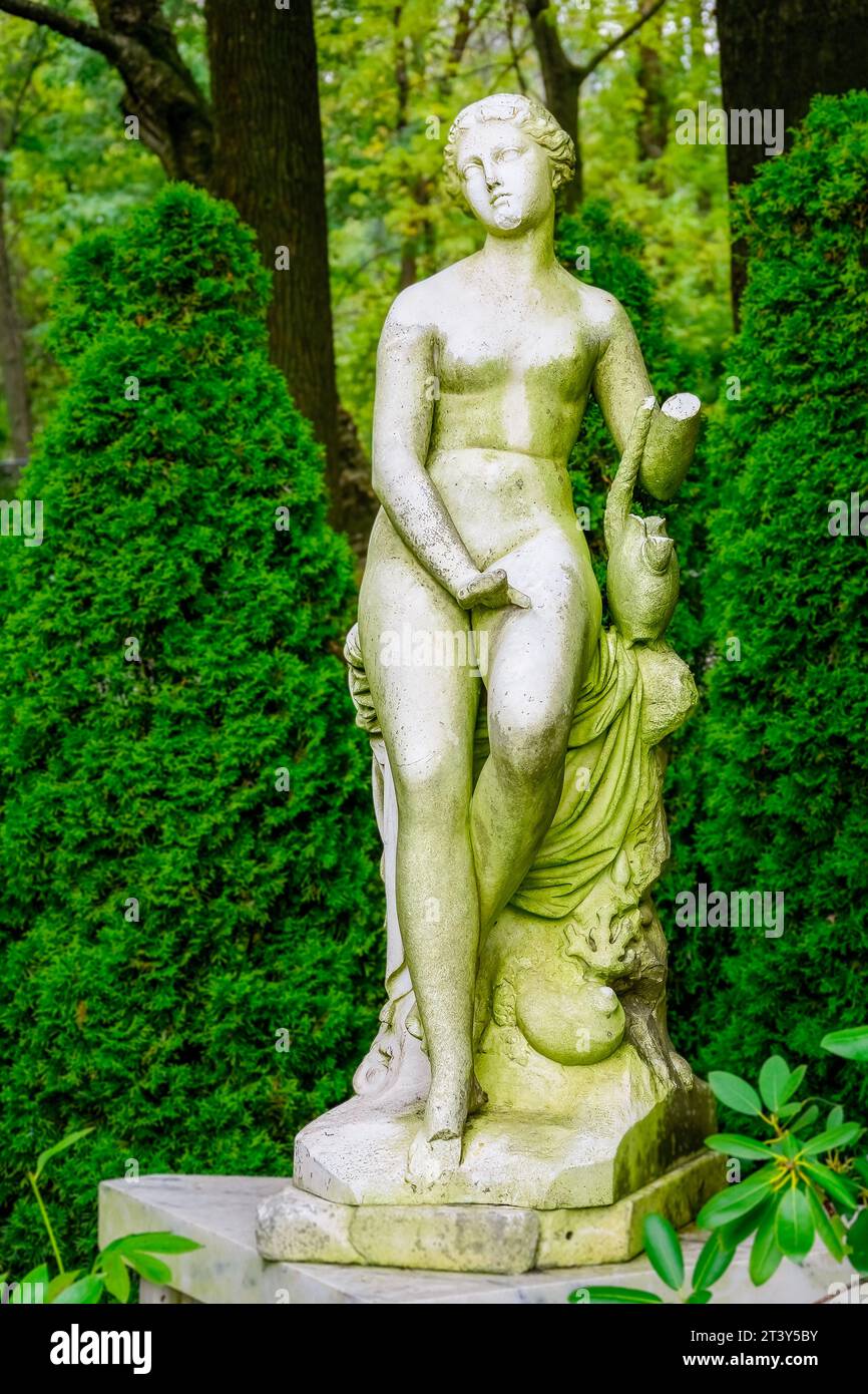 Toronto, Canada, un'antica statua o scultura simile a una donna. L'oggetto si trova in un parco pubblico nel quartiere Scarborough di Toronto. Foto Stock