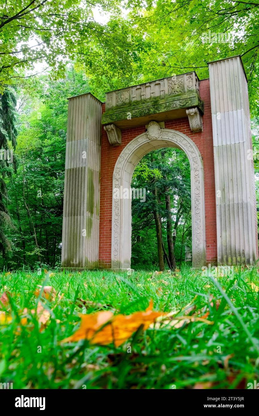 Toronto, Canada, vista dall'angolo basso di un'antica porta ad arco in pietra o arco trionfale. La struttura vintage è stata conservata come parte della storia di Foto Stock