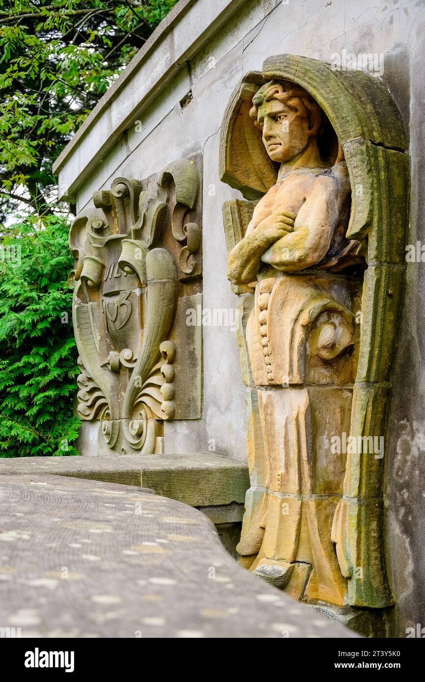 Toronto, Canada, vista laterale della scultura in pietra o della statua in un antico muro. La caratteristica architettonica fa parte di un gruppo di rovine salvate da demolitio Foto Stock