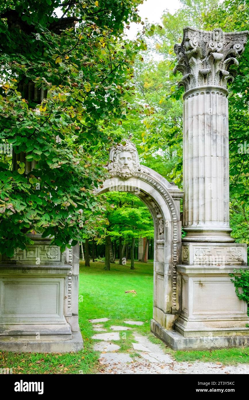 Toronto, Canada, antico arco architettonico e colonna con una capitale decorativa. Si trovano nel parco locale di Landmrk che conserva vecchie rovine Foto Stock