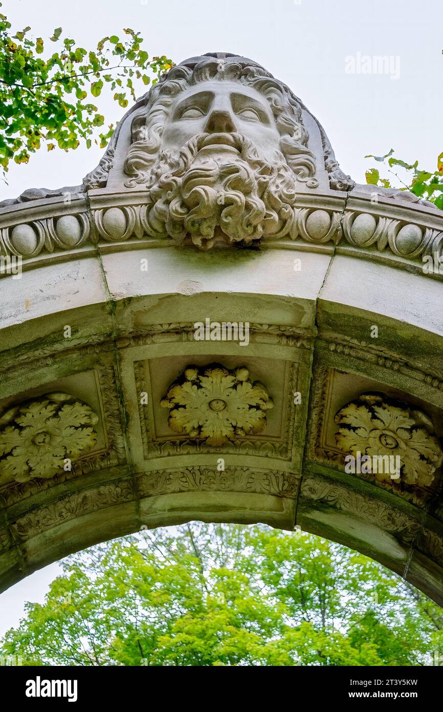 Toronto, Canada, vista da basso angolo di un'antica struttura in un cancello o arco trionfale. Un volto simile a un uomo o a un dio romano decora il capite Foto Stock