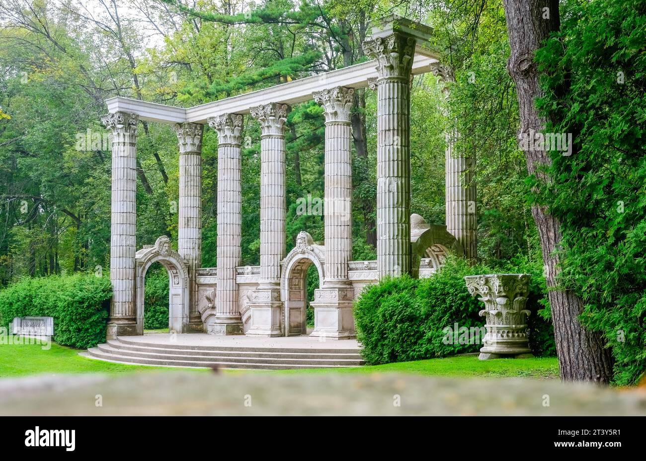 Toronto, Canada, antico colonnato in pietra con archi e sculture decorative. Il parco pubblico è famoso per la sua collezione di reliquie salvate da Foto Stock