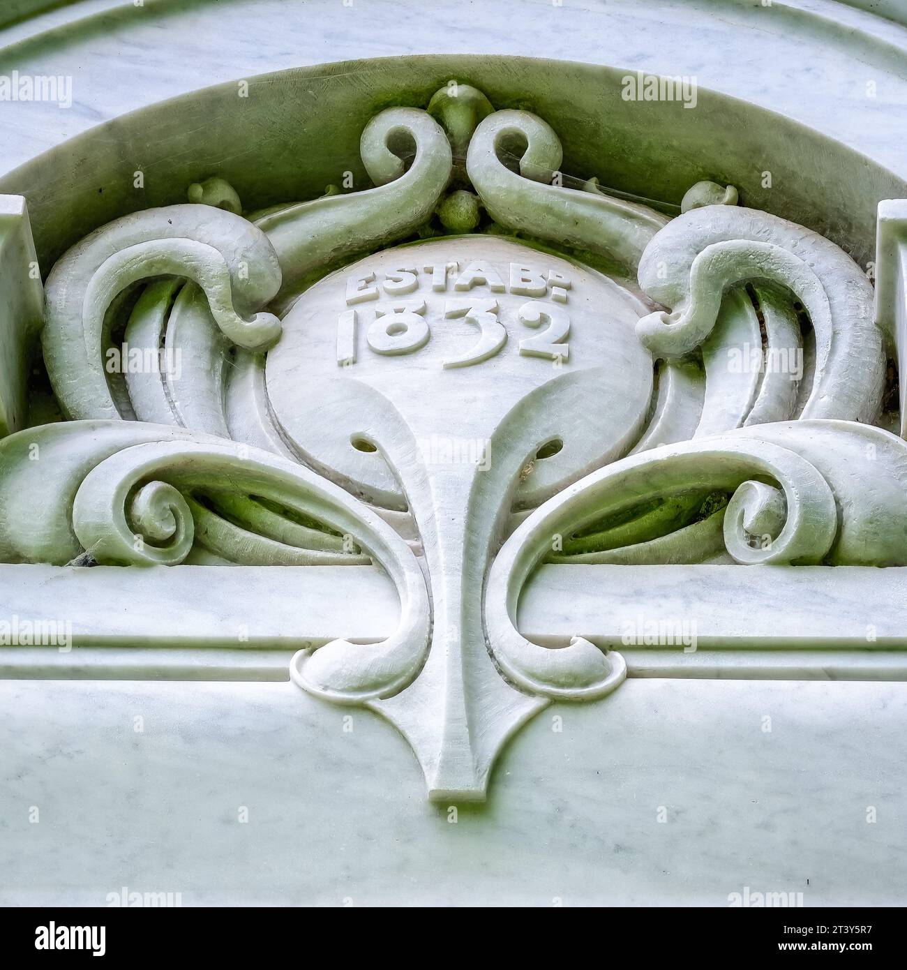 Toronto, Canada, decorazione in pietra di marmo sulla cima di un antico cancello o porta. La struttura architettonica faceva parte di un edificio fondato nel 1832. (P Foto Stock