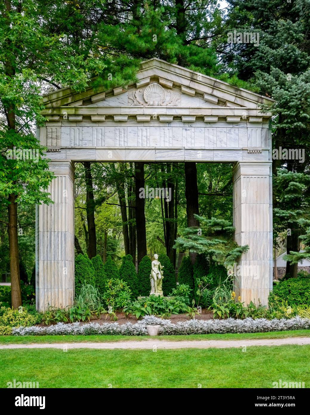 Toronto, Canada, antica porta rettangolare in pietra. La storica struttura architettonica in marmo fa parte delle rovine conservate come patrimonio Foto Stock