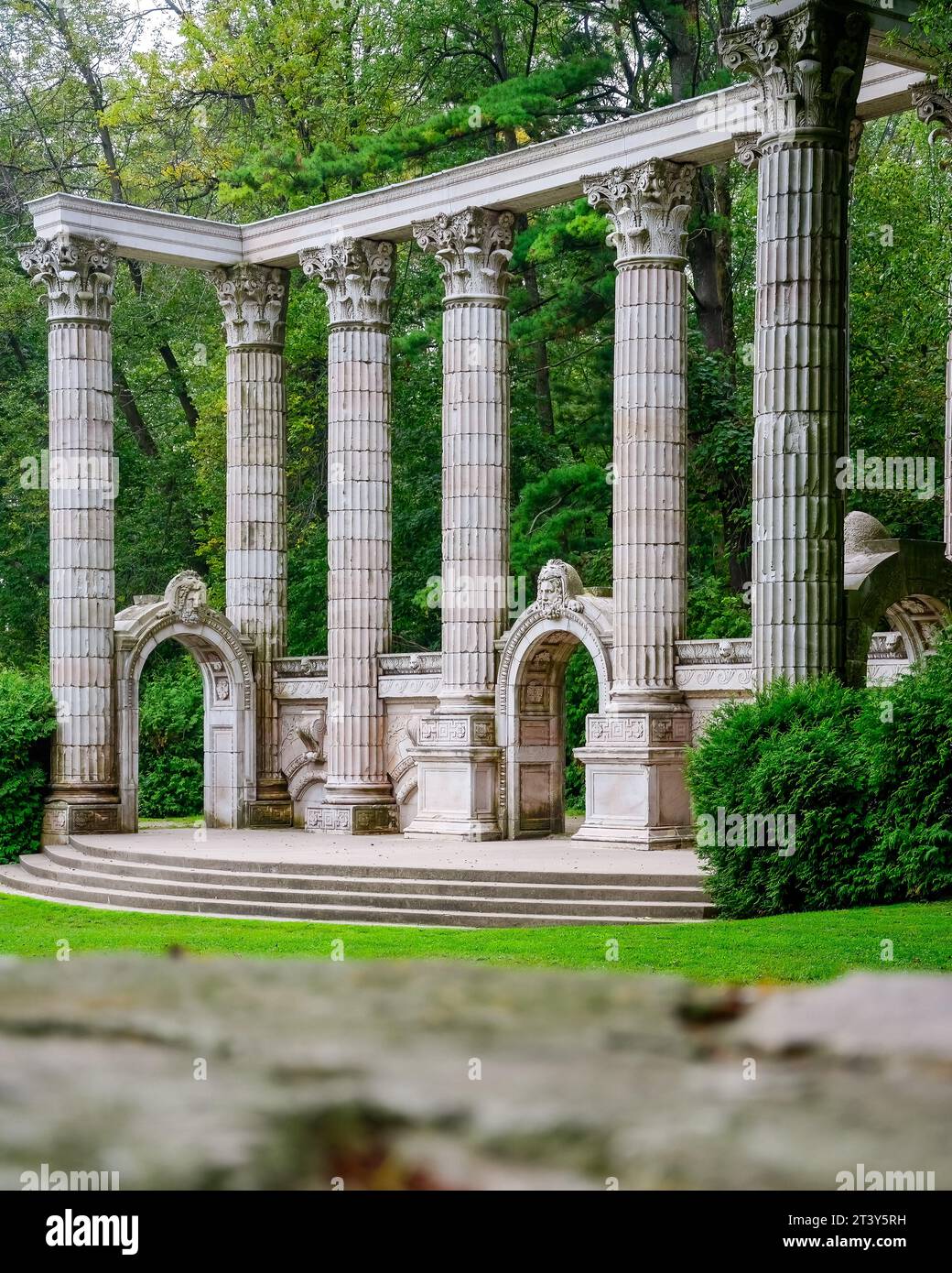 Toronto, Canada, antico colonnato in pietra con archi e sculture decorative. Il parco pubblico è famoso per la sua collezione di reliquie salvate da Foto Stock