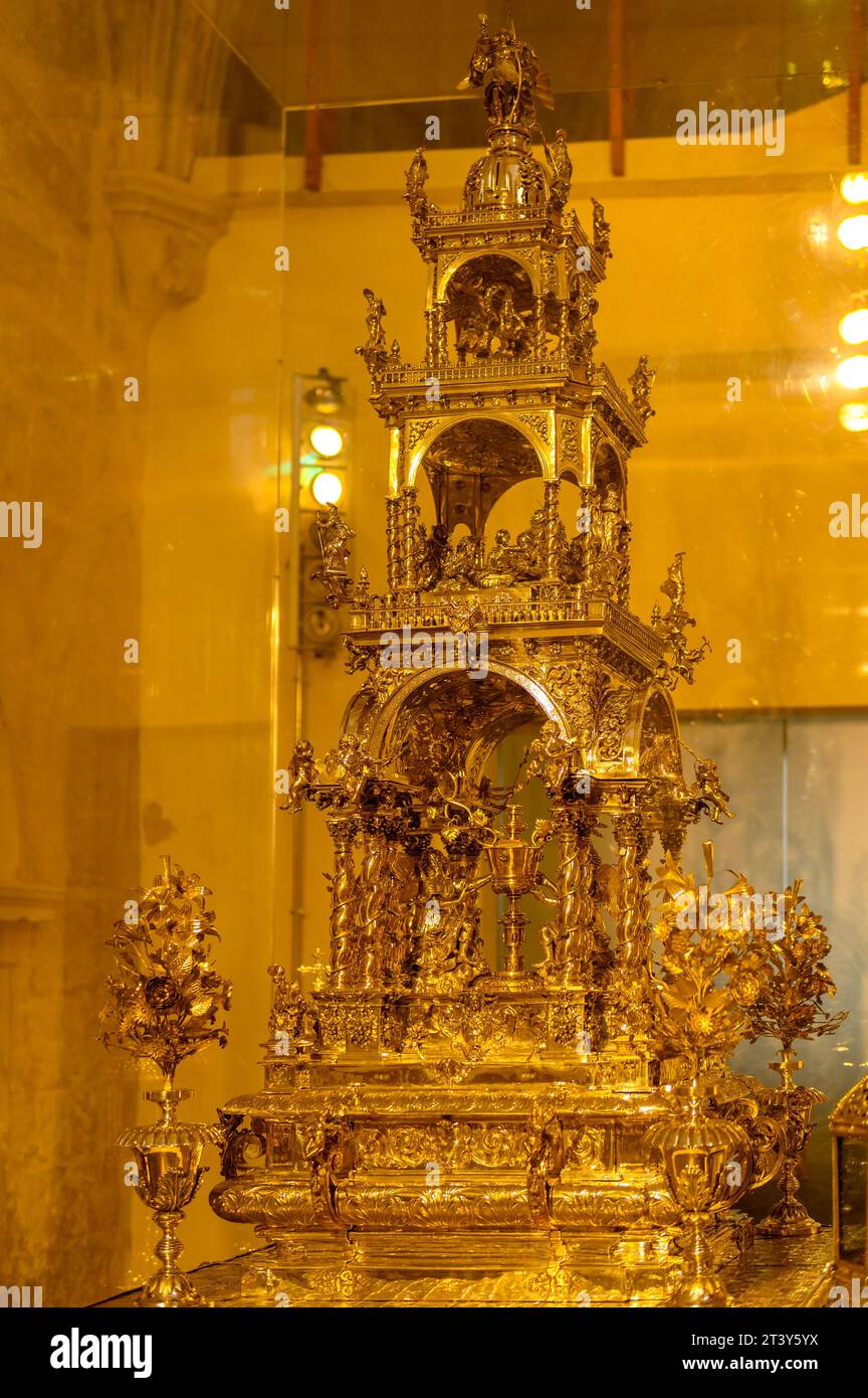 Cattedrale di Murcia, Spagna. Antico oggetto religioso color oro. Antica icona o simbolo del cattolicesimo in Europa Foto Stock